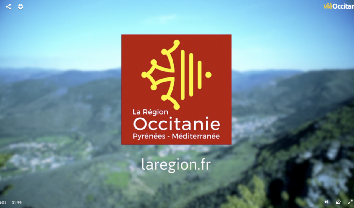 Image d'ouverture du reportage Via Occitanie, logo de la Région Occitanie sur un paysage de montagnes