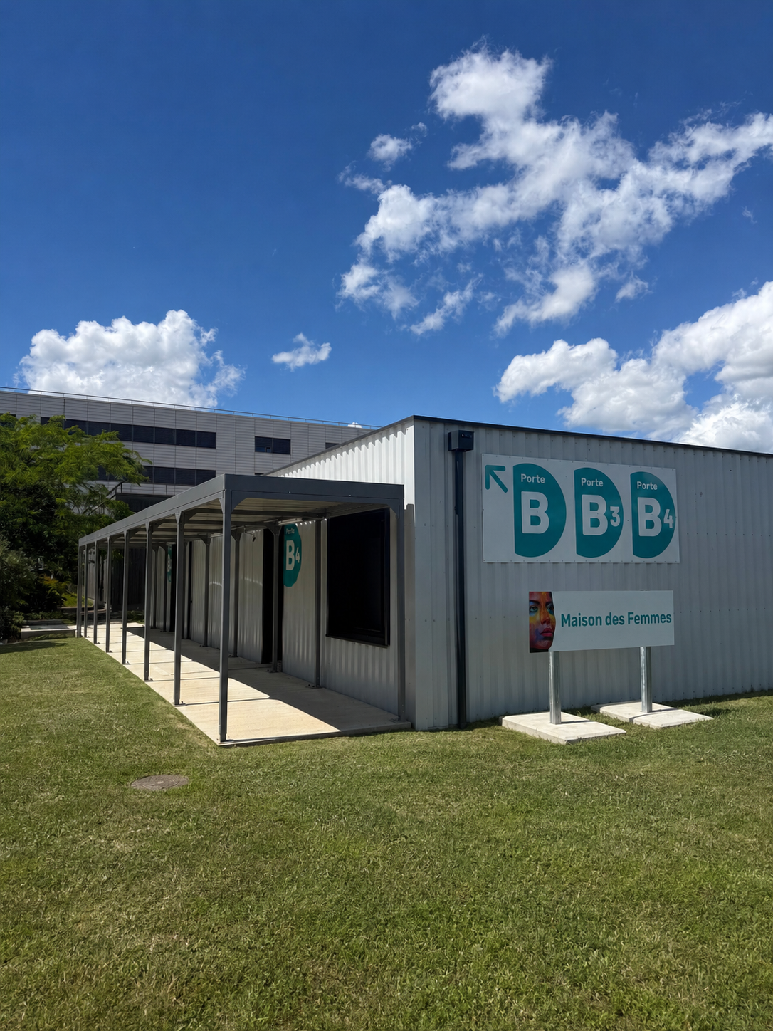 Bâtiment modulaire blanc livré à l'hôpital de Carcassonne, signalétique des portes B3 et B4 et de la Maison des Femmes