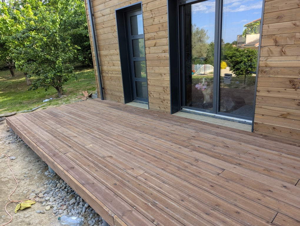 Maison container de plain-pied à Beaupuy, près de L'Isle-Jourdain, façade en bardage bois, grande terrasse en bois et baies vitrées à menuiseries anthracite