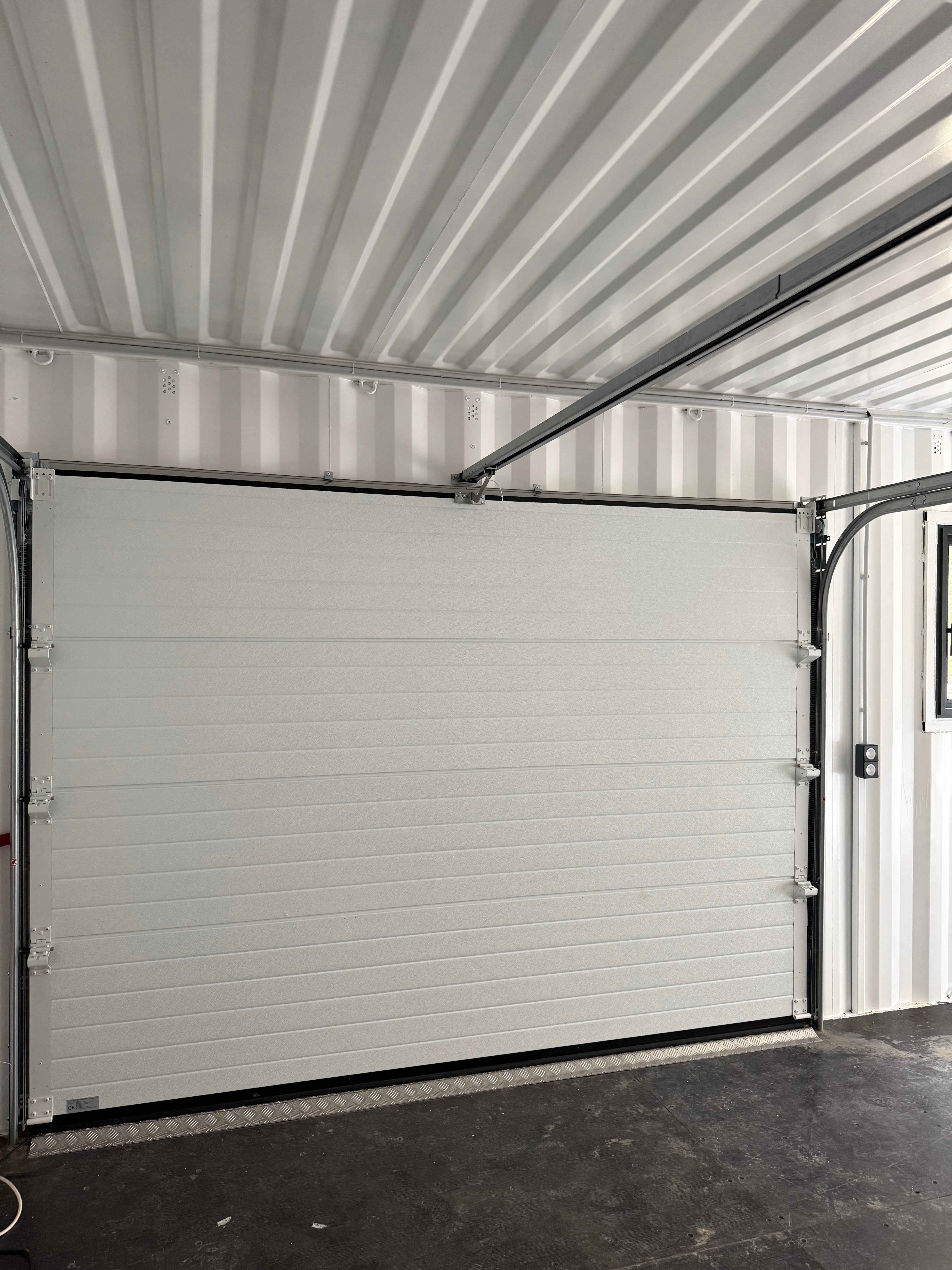 Garage container de 42m² - entièrement équipé