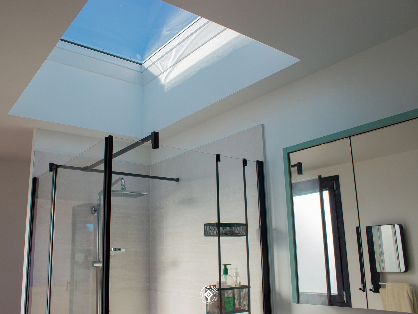 maison container puit de lumière dans la salle de bain