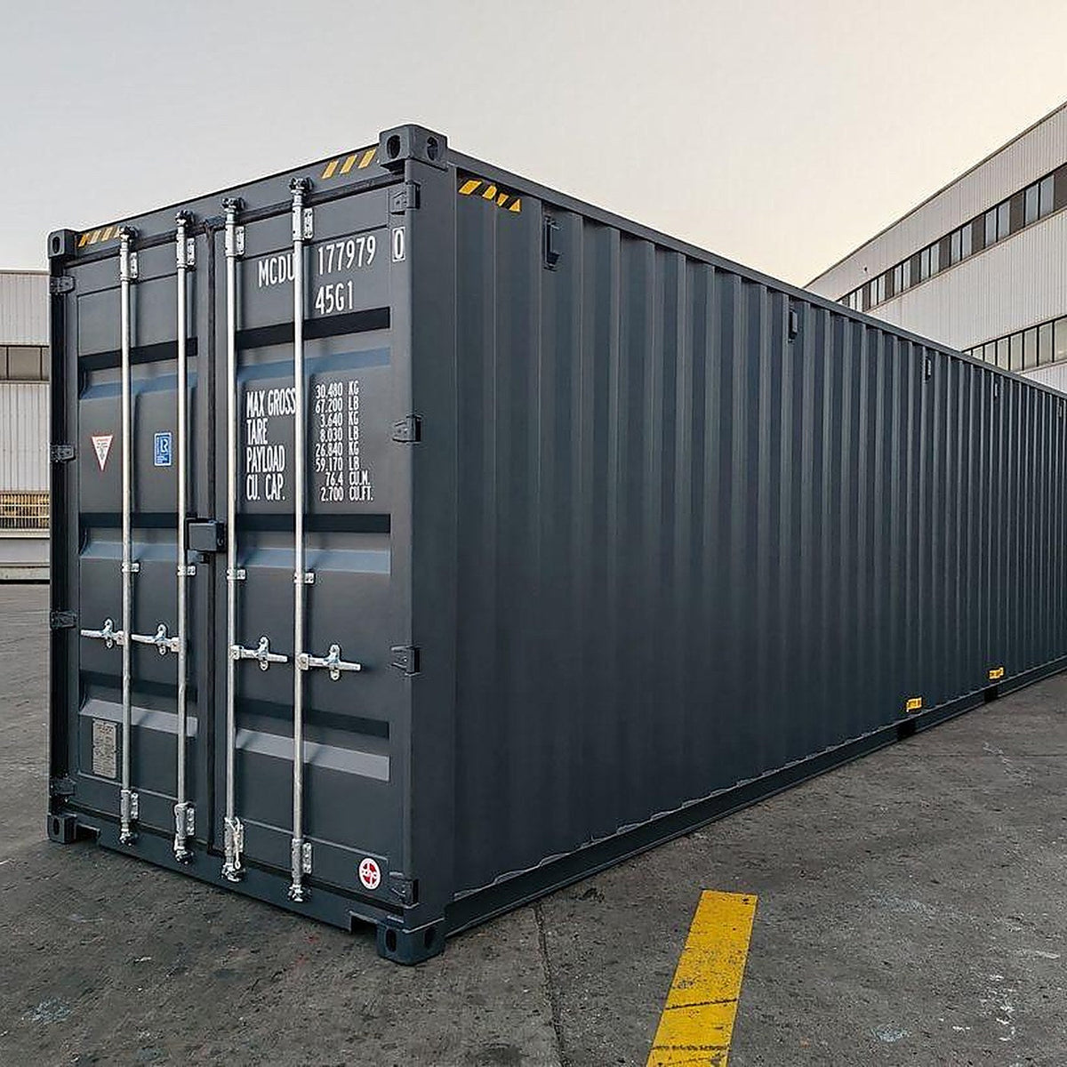 Container maritime 40 pieds High Cube neuf de couleur gris anthracite, portes avant fermées avec leurs barres de verrouillage, vue de trois quarts