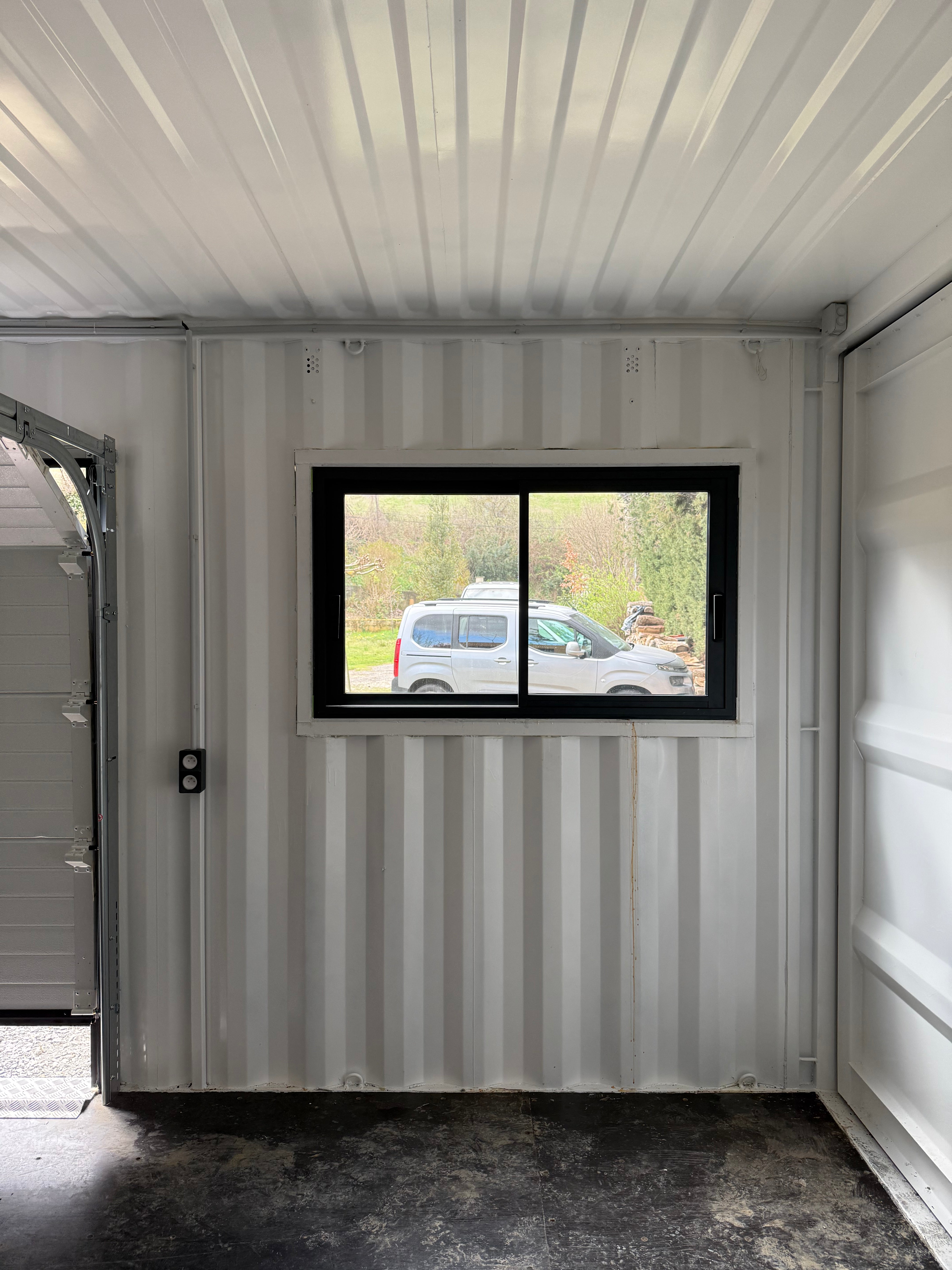 Garage container de 28m² - entièrement équipé