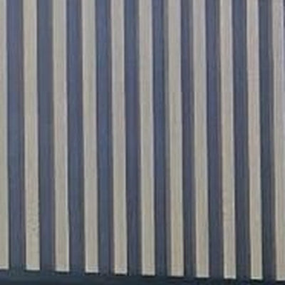 Échantillon de bardage métallique ONWOOD aspect bois, pose verticale, maison container de Taurize